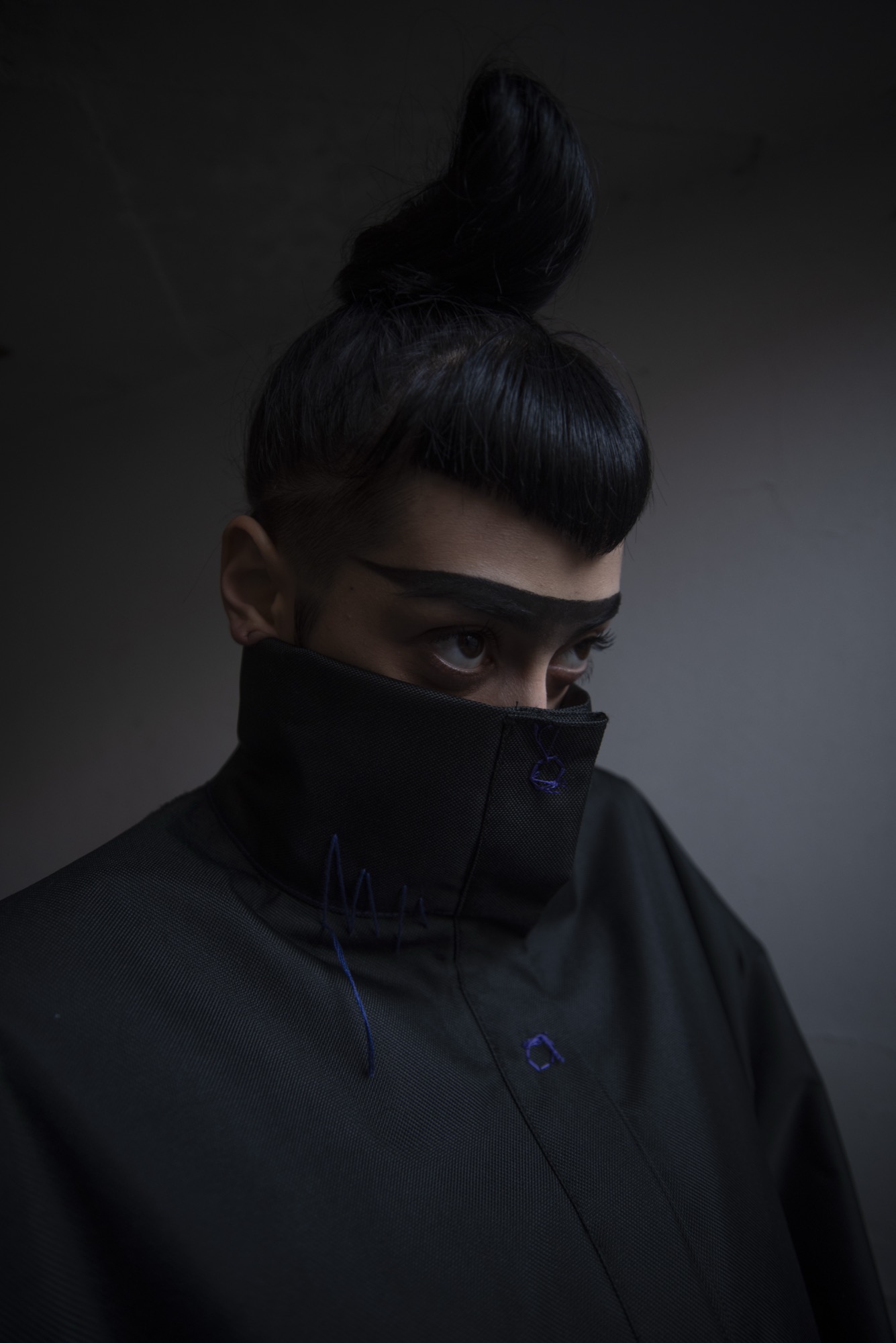 Ritratto moda femminile — modella con capelli ricci e giacca di pelle marrone