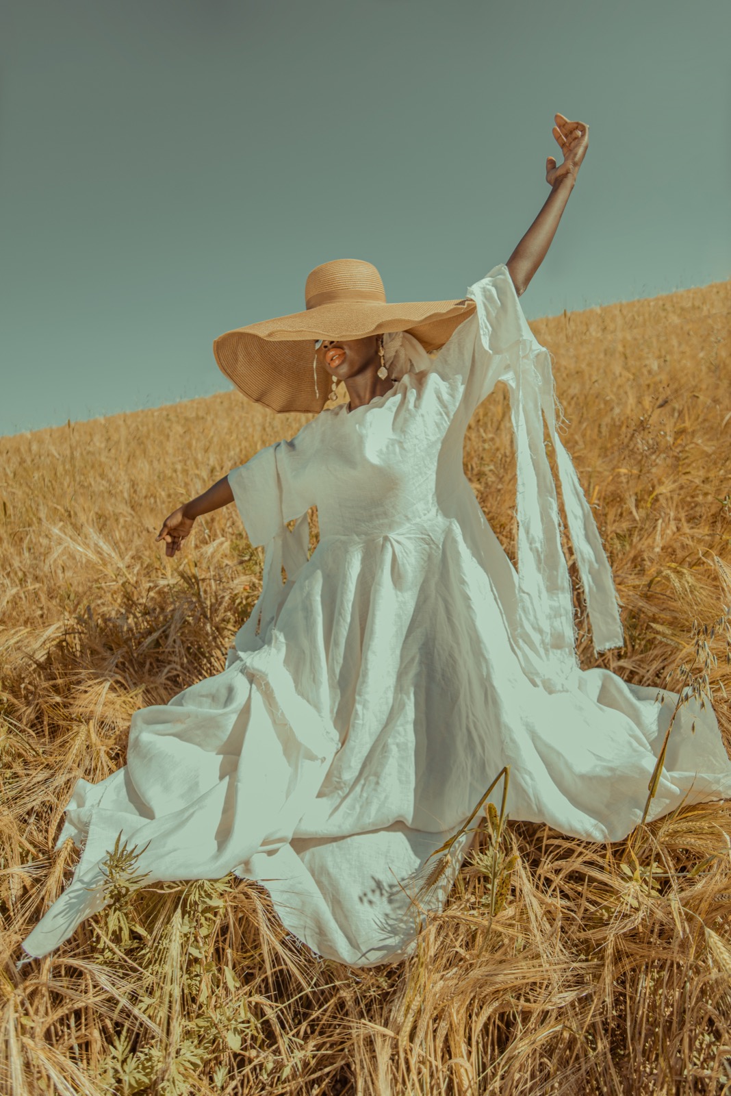 Fotografia moda donna — ritratto in luce morbida con abito scuro e sfondo neutro
