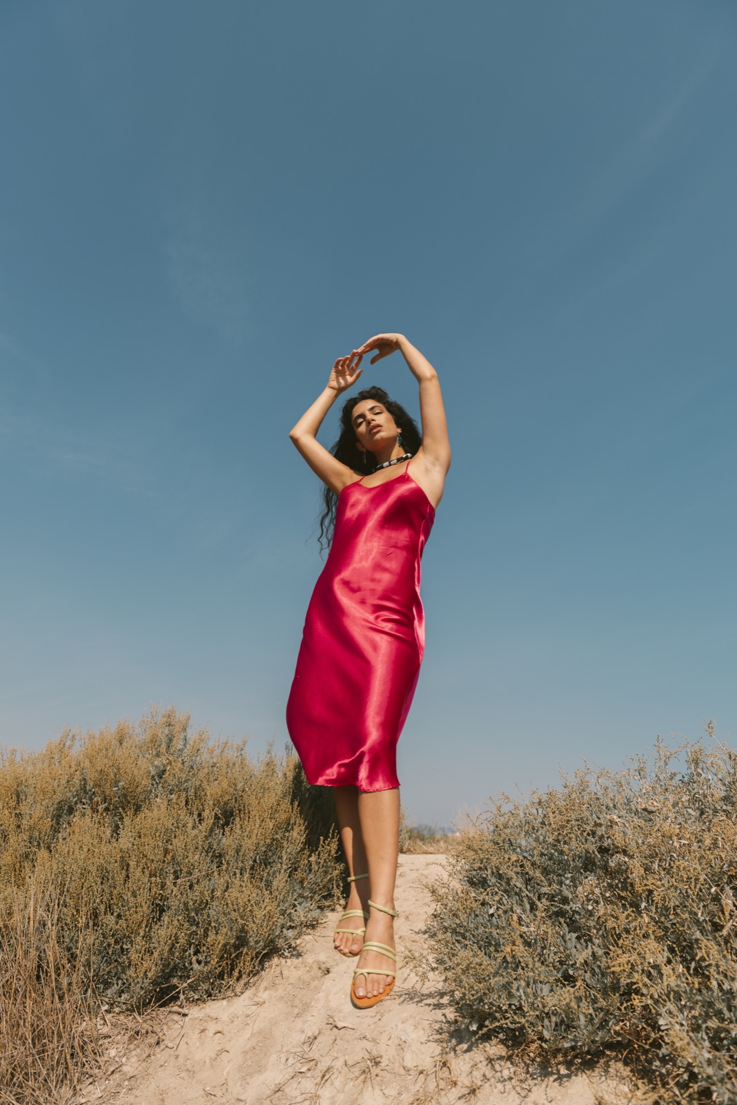 Fotografia editoriale moda — modella con abito nero decorato con simbolo luna