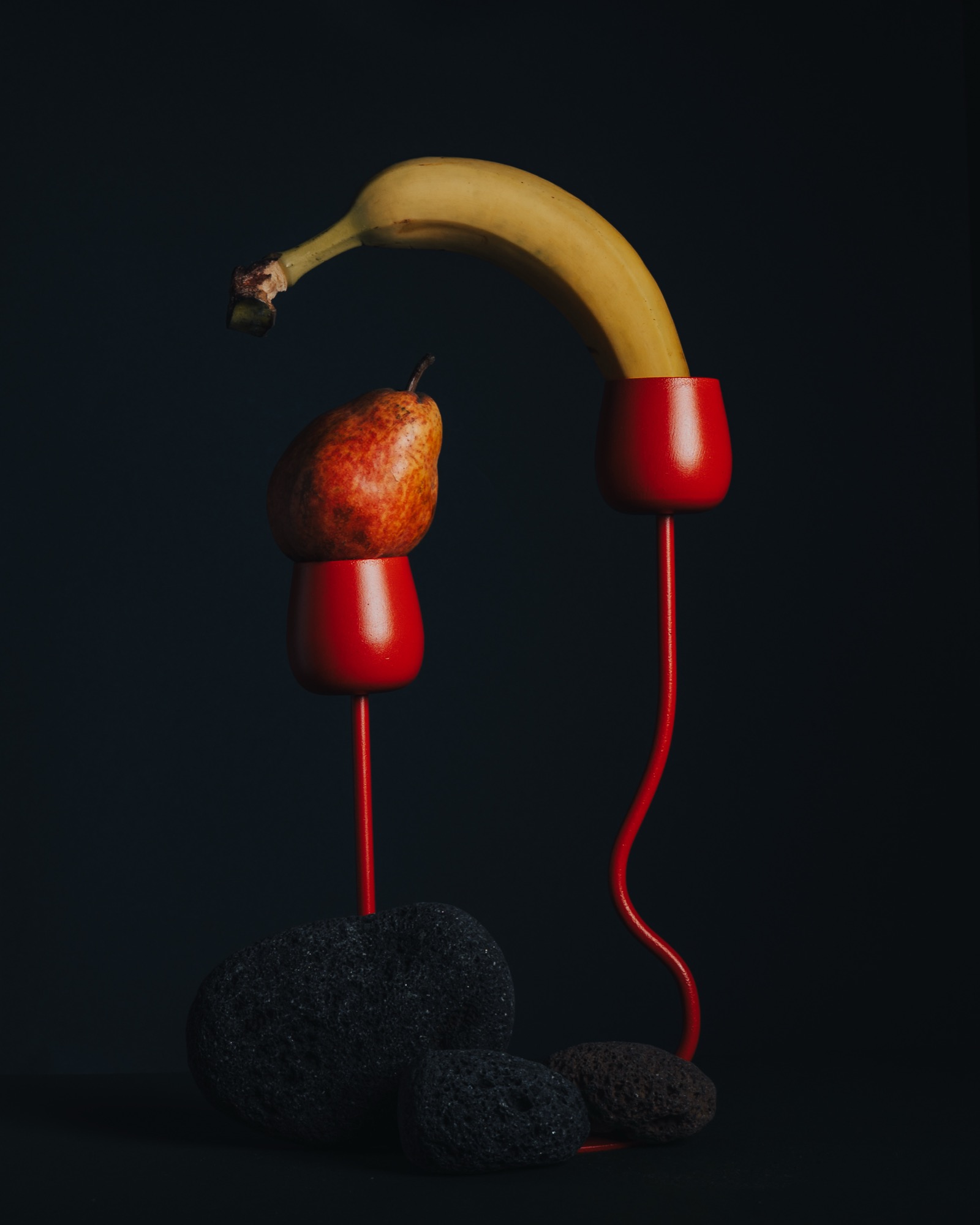 Fotografia di prodotto — composizione con frutta e oggetti decorativi su sfondo scuro