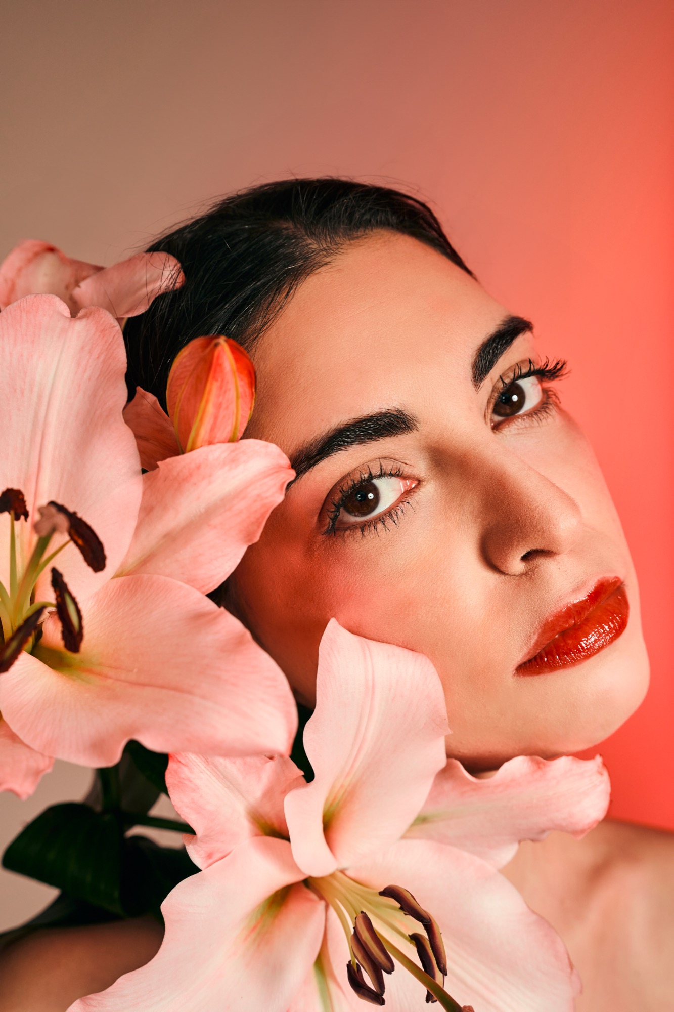 Ritratto Elvira — ritratto femminile con luce drammatica e sfondo scuro